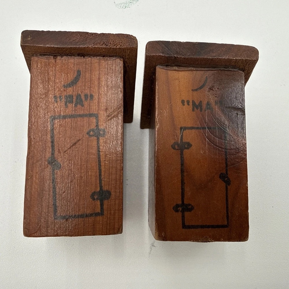 Vtg Wood Ma‎ and Pa Out House Salt and Pepper Shaker Set - Tucson Ariz Novelty